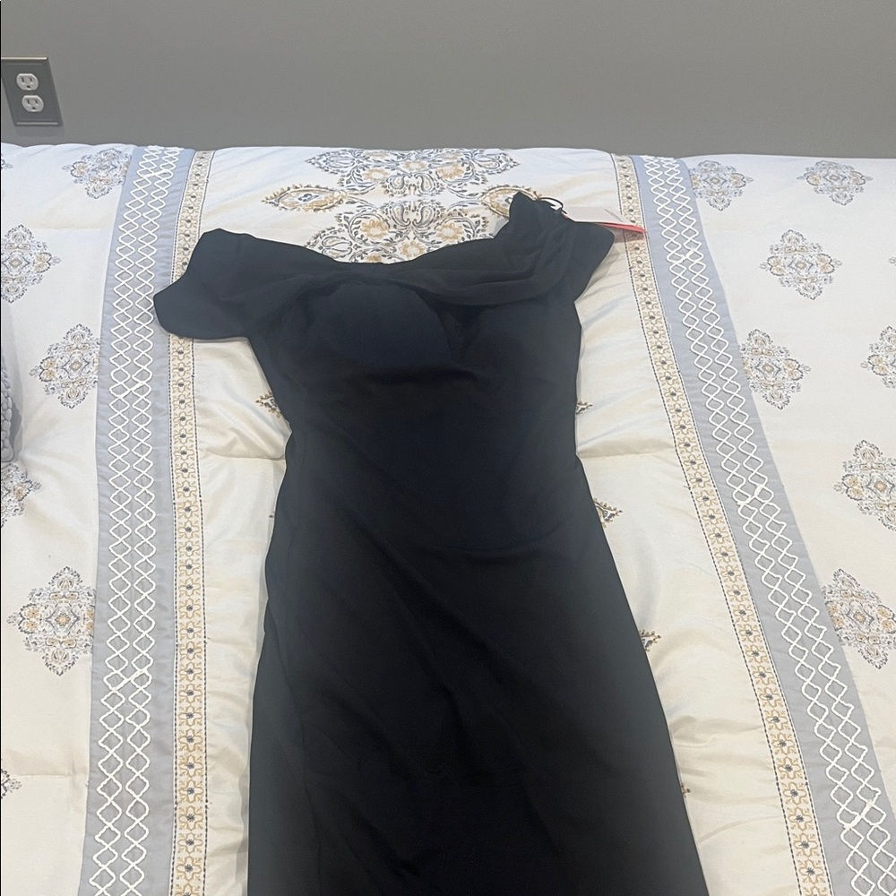 Chic Black One-Shoulder Dress